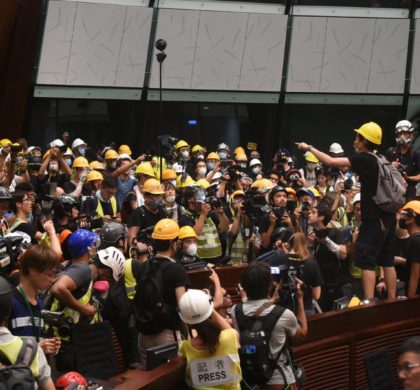 香港各界谴责反修例激进分子暴力冲击破坏立法会
