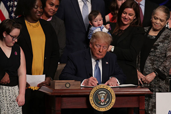 WASHINGTON, DC - JULY 10:  U.S. President Donald Trump signs an executive order during an event on kidney health at the Ronald Reagan Building and International Trade Center July 10, 2019 in Washington, DC. President Trump announced his plan of a new approach for kidney disease patients.  (Photo by Alex Wong/Getty Images)