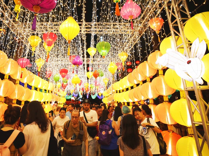 香港多彩中秋节：观彩灯、品月饼、舞火龙