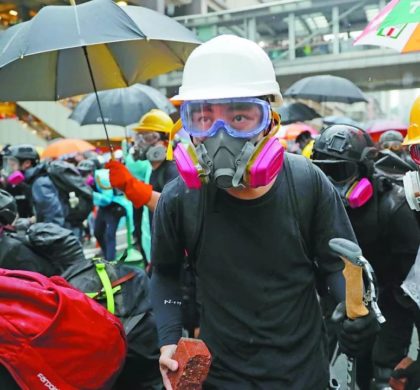述评：不要再让政治黑手荼毒香港青少年