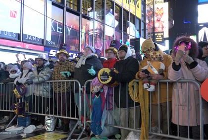 百万民众纽约时报广场迎新年 “中国元素”受瞩目