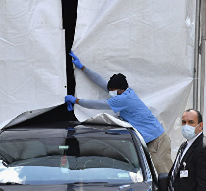 A hearse car backs into a refrigerated truck to pick up deceased bodies outside of the Brooklyn Hospital on April 1, 2020 in New York City. (Photo by Angela Weiss / AFP) (Photo by ANGELA WEISS/AFP via Getty Images)