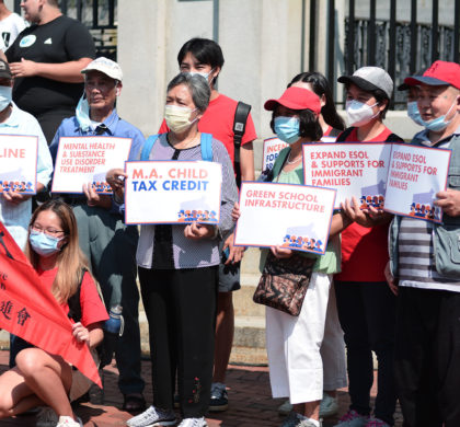劳工和社区团体集会要求马萨诸塞州立法机关 将救援计划资金集中在一线工人和受影响社区