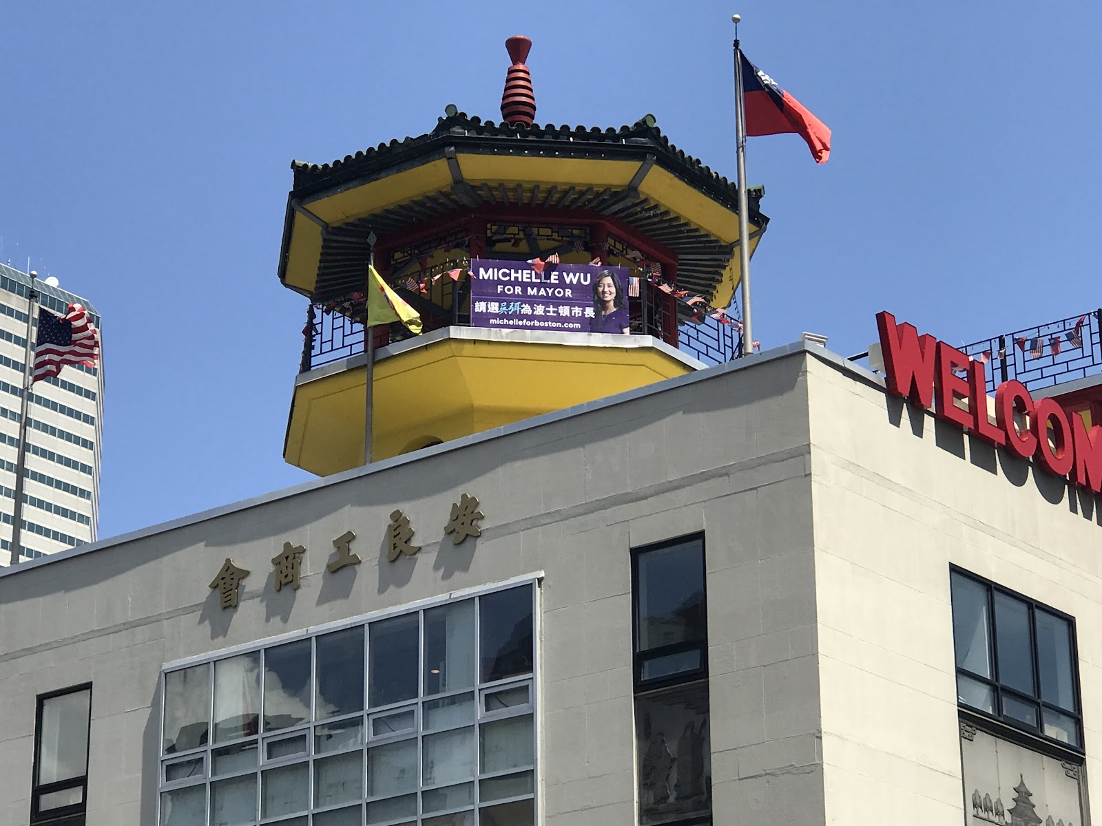 吴弭竞选市长获得麻州众议员支持 海报悬挂唐人街高层建筑顶层阁楼