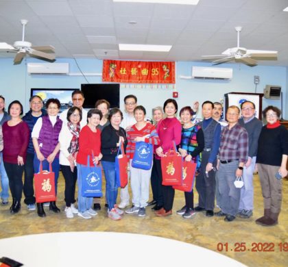 昆西华人老者和社区志愿者喜获中国纽约总领馆“春节包”