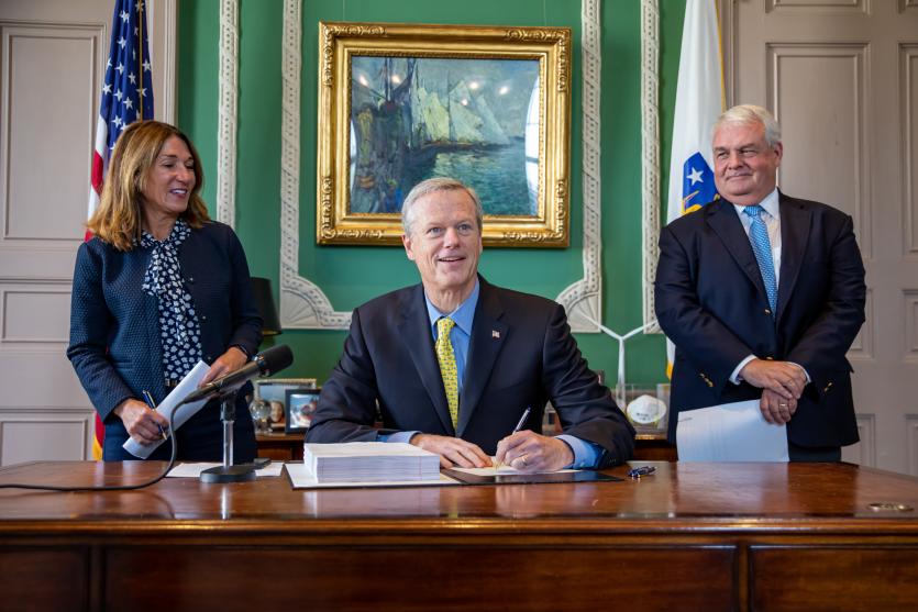马萨诸塞州州长贝克签署 2023财年预算 为数十万人减税加大教育和地方援助投资