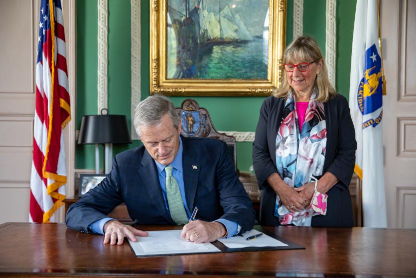 贝克州长签署立法进一步保护获得生殖保健服务的机会