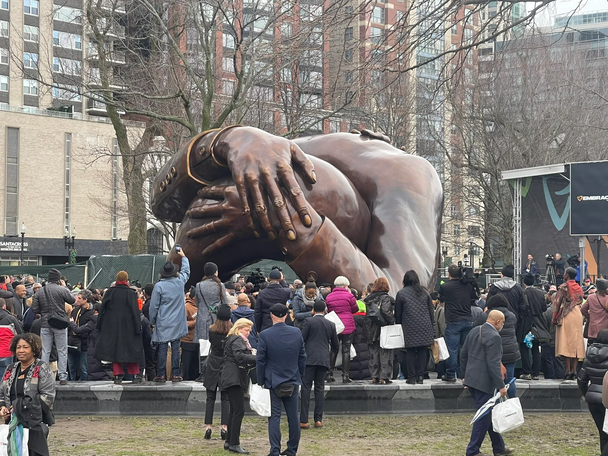 波士顿公园雕塑《拥抱》揭幕 以纪念马丁·路德·金和科雷塔·斯科特·金