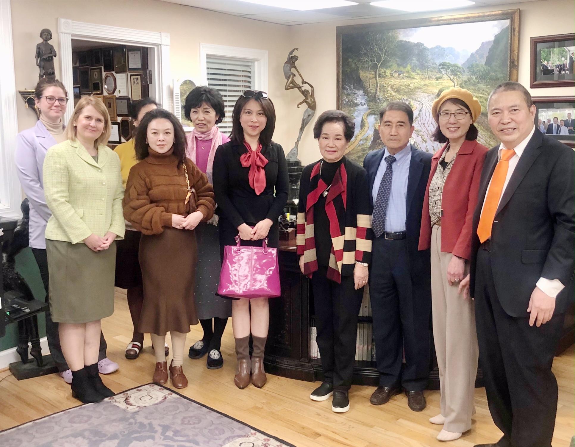 美中经济文化协会组织赠书 华人作家慷慨捐赠书香满屋