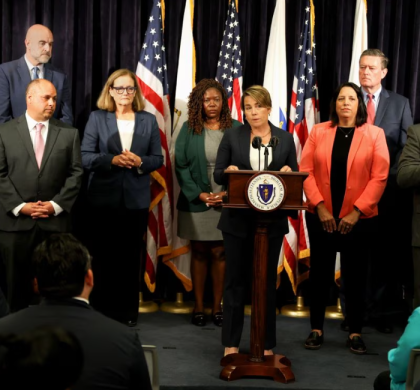 马萨诸塞州州长宣布进入紧急状态 呼吁为新抵达的移民家庭提供支持