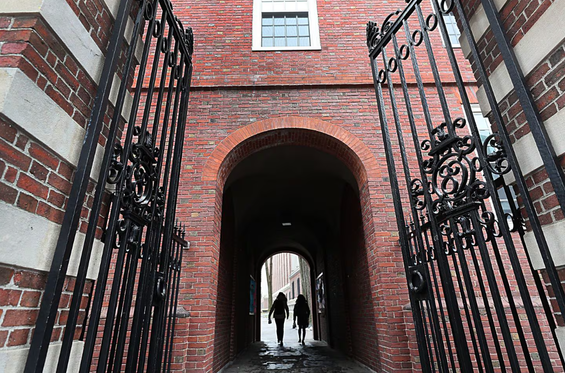 哈佛大学最大的部门文理学院取消了招聘时对 DEI 声明的要求