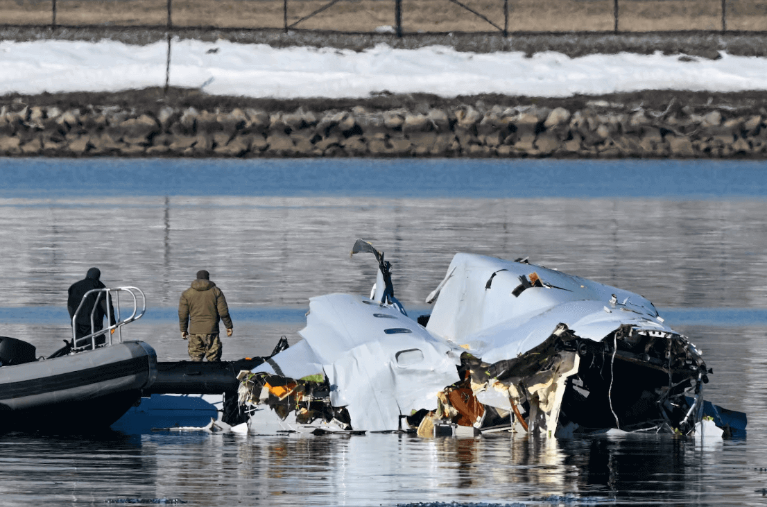 空中相撞造成 67 人死亡，这是近 25 年来美国最严重的空难